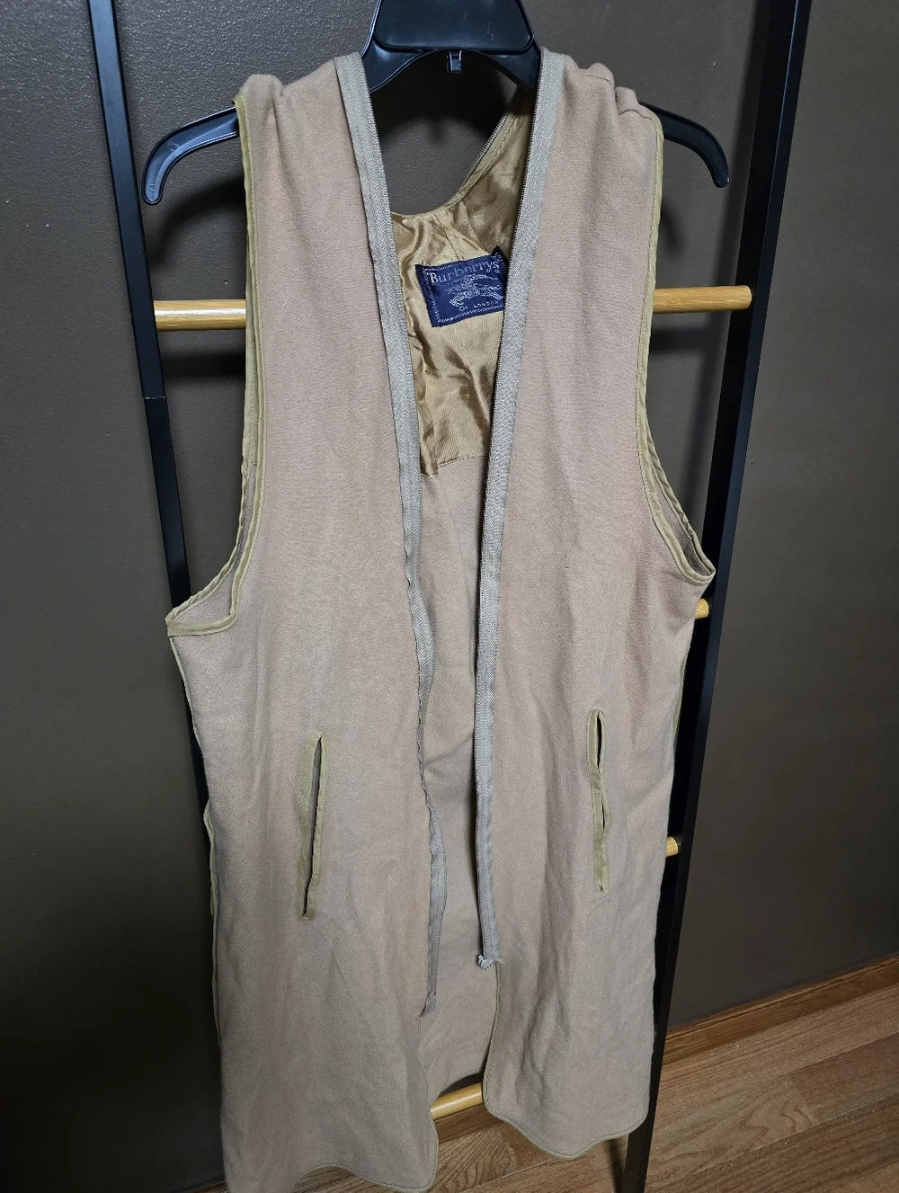Burberry Classic Beige Double-Breasted Trench Coat with Check Lining - Picture 12 of 12